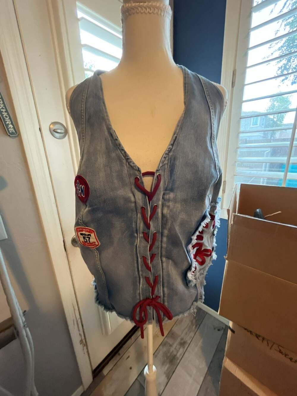 ROMWE  Distressed Letter Graphic Sexy Backless Halter Denim Crop Top 4XL